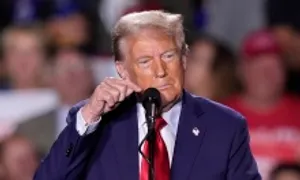 Ông Trump nổi giận vì sự cố mic tại bang chiến trường Michigan